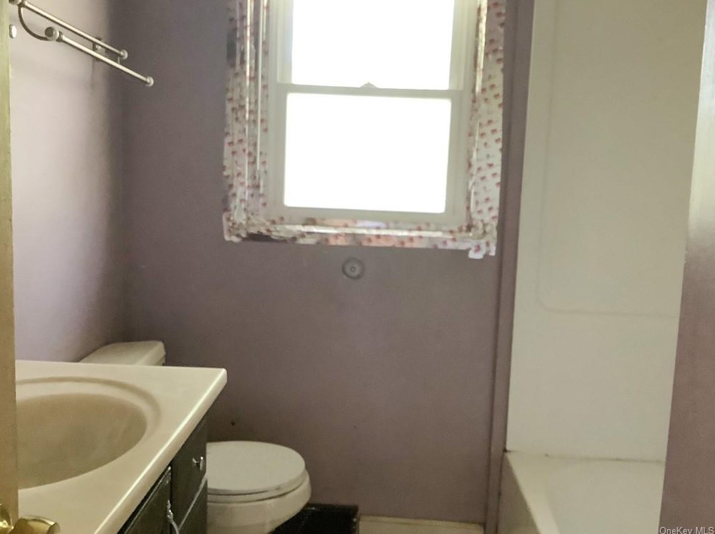 24 Faye Ave, Newburgh NY  12553-7708 exterior