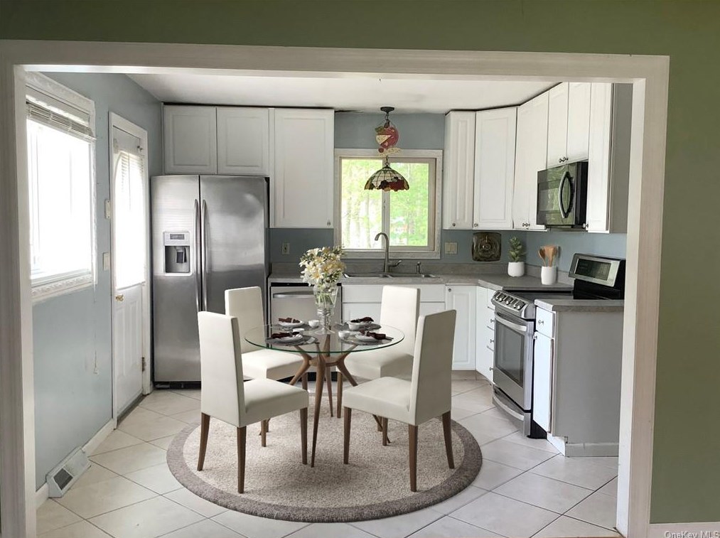 24 Faye Ave, Newburgh NY  12553-7708 exterior