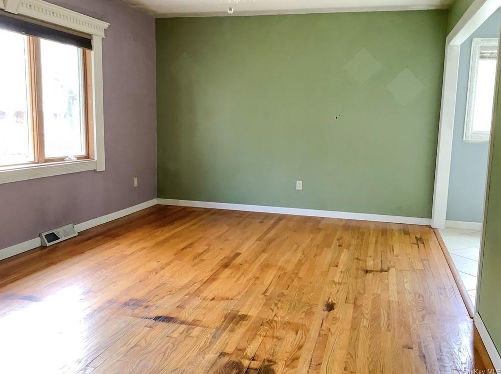 24 Faye Ave, Newburgh NY  12553-7708 exterior