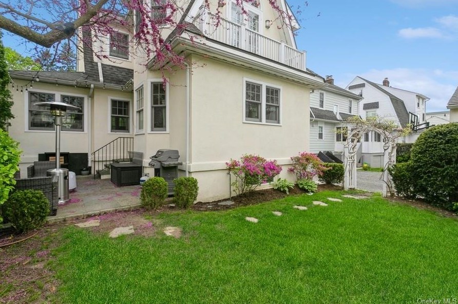 11 Hobart St, Yonkers NY  10708-1804 exterior