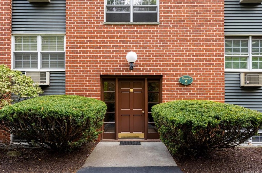 5 Dove Ct, Croton On Hudson NY  10520-1650 exterior
