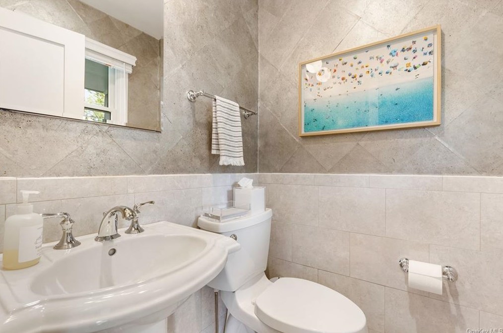 18 Harding Dr, Rye NY  10580-1313 exterior