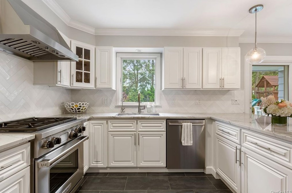 18 Harding Dr, Rye NY  10580-1313 exterior