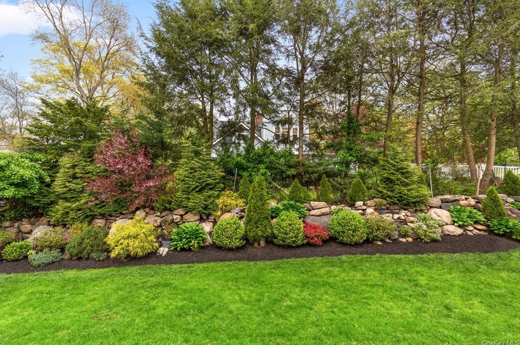 18 Harding Dr, Rye NY  10580-1313 exterior