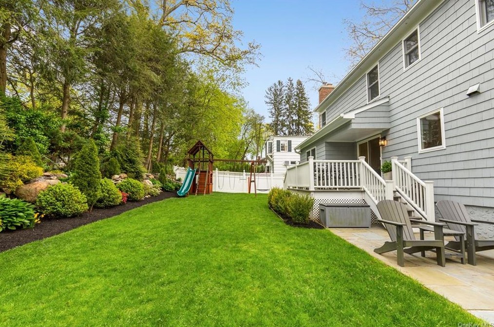 18 Harding Dr, Rye NY  10580-1313 exterior
