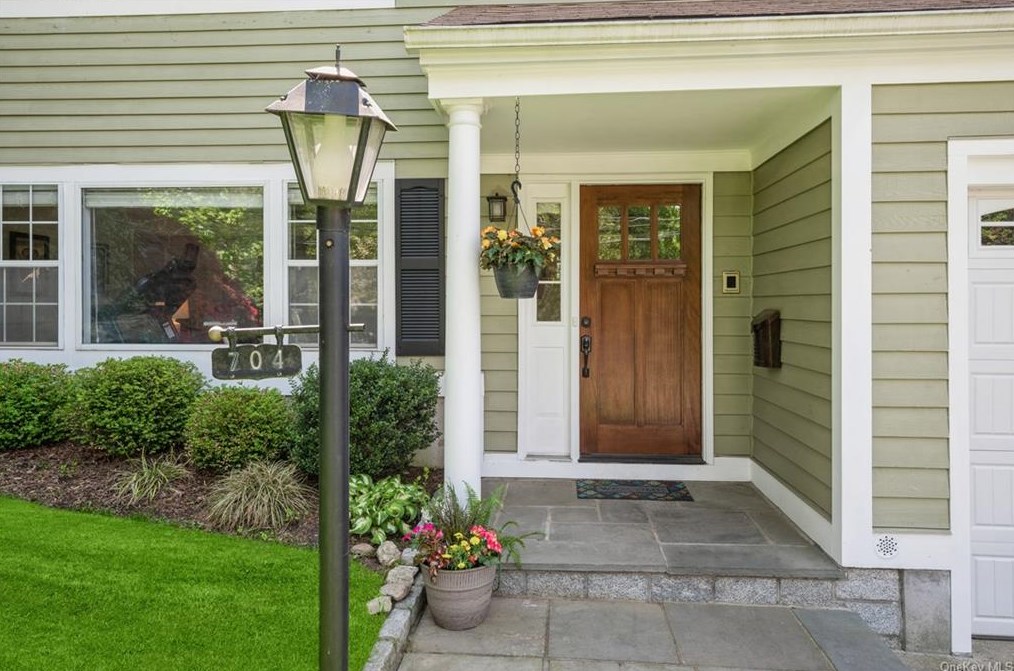 704 Louis St, Mamaroneck NY  10543-1728 exterior
