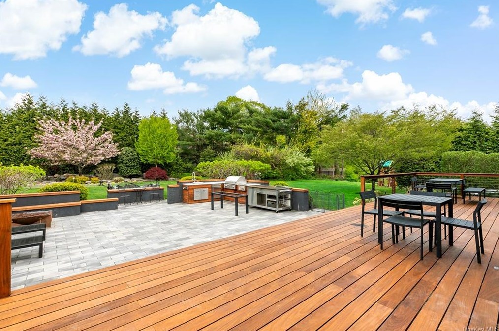 1149 Old White Plains Rd, Mamaroneck NY  10543-1015 exterior