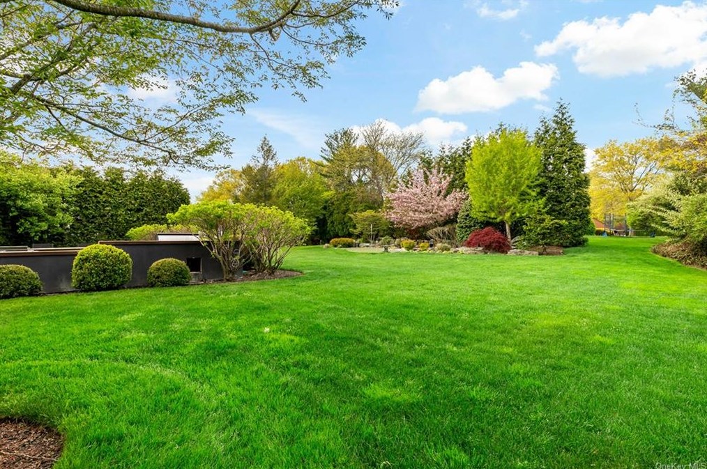 1149 Old White Plains Rd, Mamaroneck NY  10543-1015 exterior