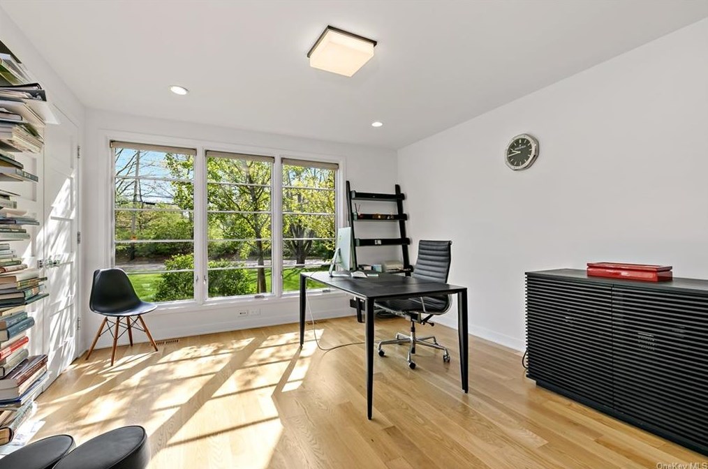 1149 Old White Plains Rd, Mamaroneck NY  10543-1015 exterior