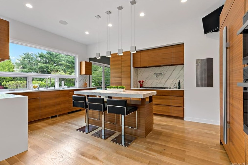 1149 Old White Plains Rd, Mamaroneck NY  10543-1015 exterior