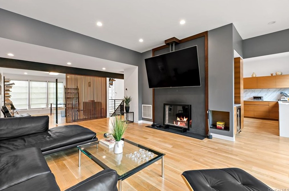 1149 Old White Plains Rd, Mamaroneck NY  10543-1015 exterior