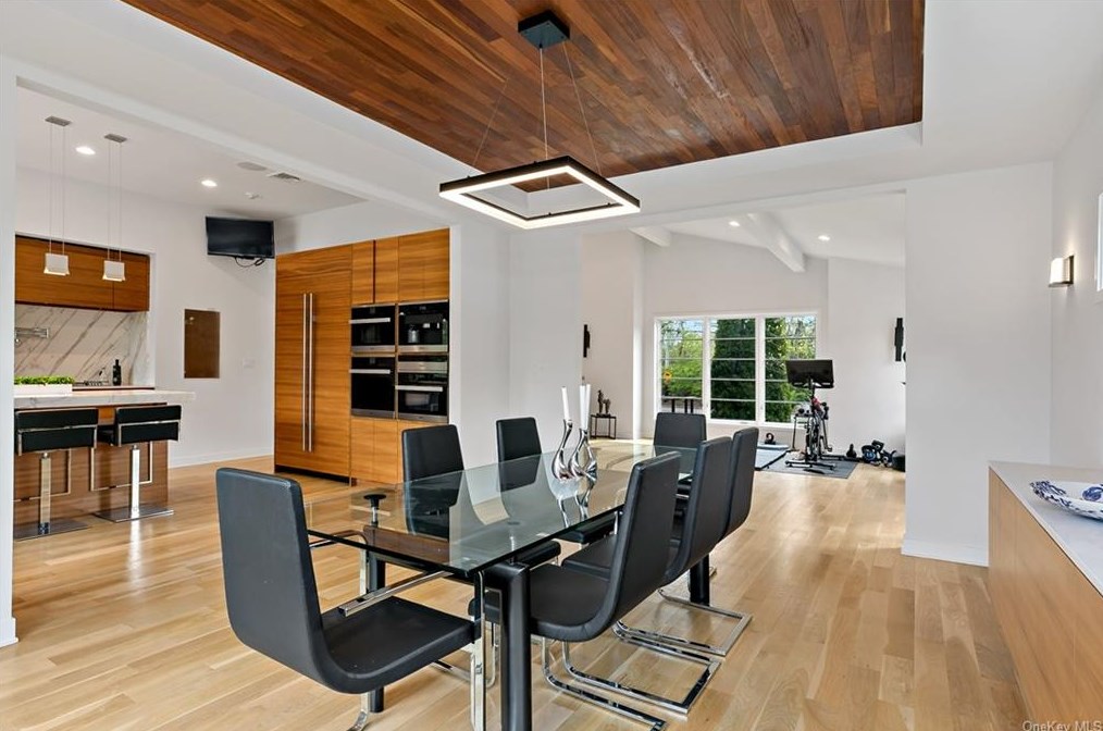 1149 Old White Plains Rd, Mamaroneck NY  10543-1015 exterior