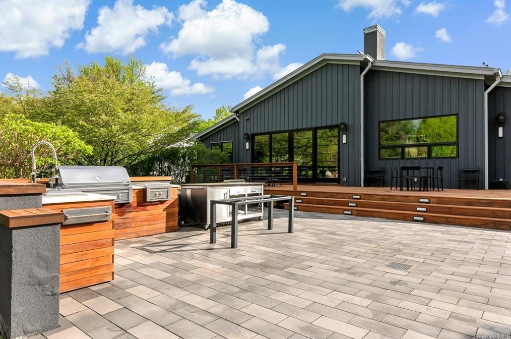 1149 Old White Plains Rd, Mamaroneck NY  10543-1015 exterior