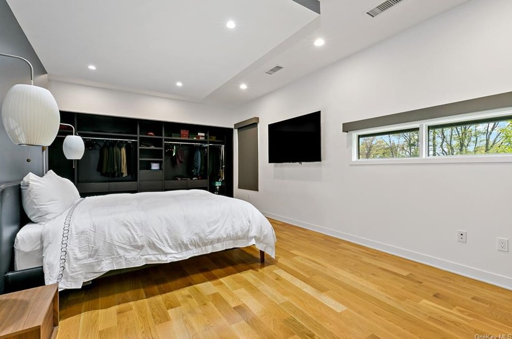 1149 Old White Plains Rd, Mamaroneck NY  10543-1015 exterior