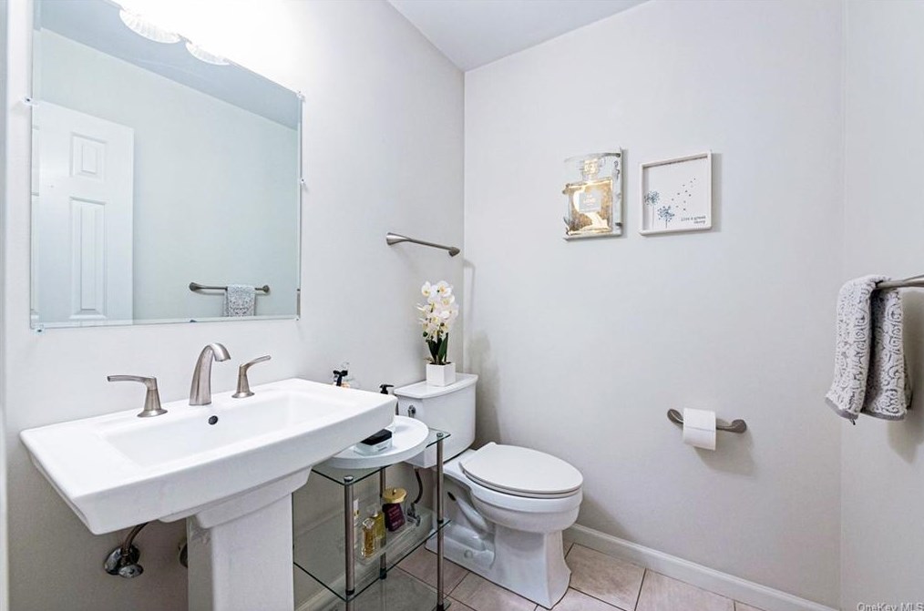 1402 Chadwick Ct, North Tarrytown NY  10591-5036 exterior