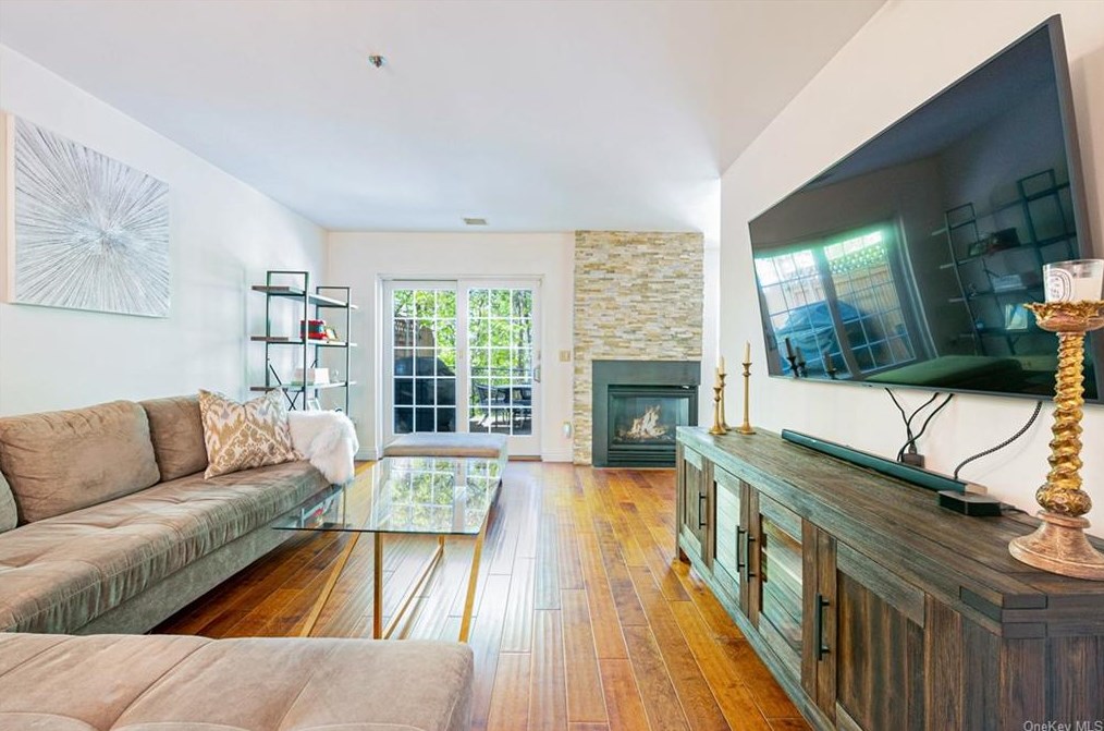 1402 Chadwick Ct, North Tarrytown NY  10591-5036 exterior