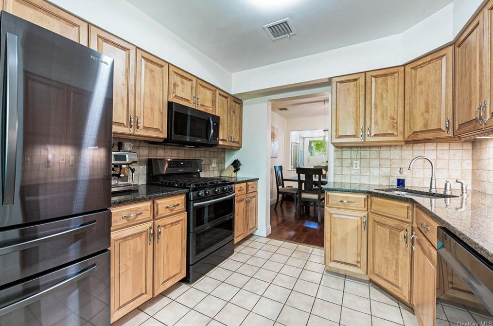 1402 Chadwick Ct, North Tarrytown NY  10591-5036 exterior