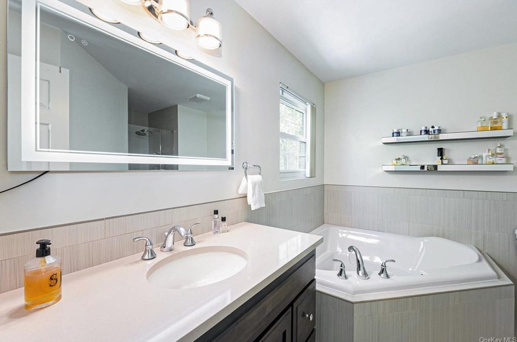 1402 Chadwick Ct, North Tarrytown NY  10591-5036 exterior