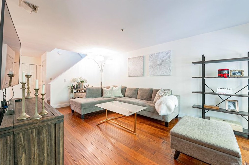 1402 Chadwick Ct, North Tarrytown NY  10591-5036 exterior