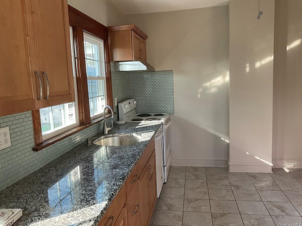 37 Dutchess Ter, Beacon NY  12508-1719 exterior