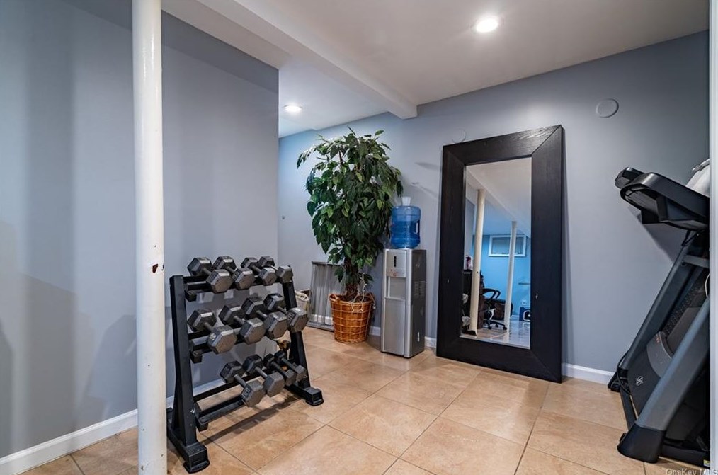 40 Hunt Ave, Yonkers NY  10710-5431 exterior