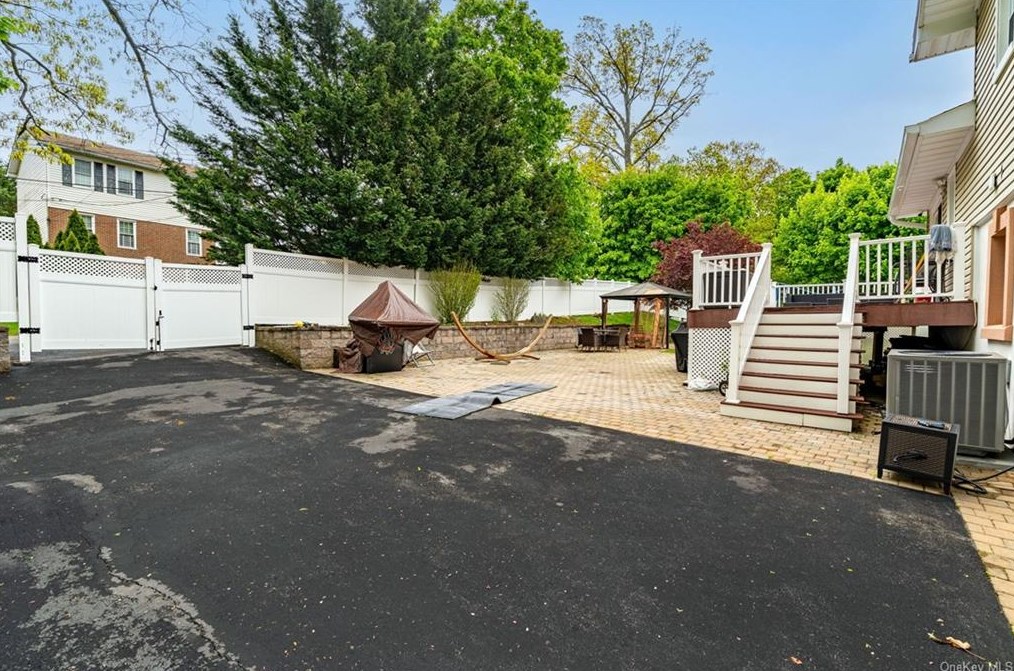 40 Hunt Ave, Yonkers NY  10710-5431 exterior