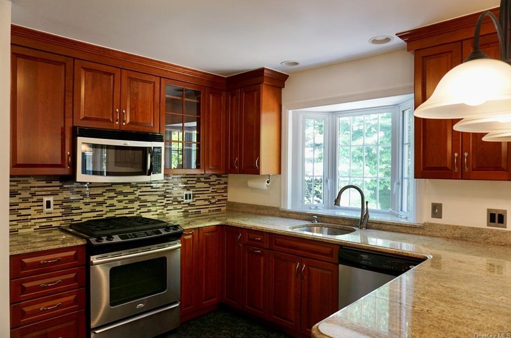 359 Sprain Rd, Yonkers NY  10710-3441 exterior