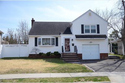 52 Pine St, Massapequa, NY 11758 - MLS 3299435 - Coldwell Banker