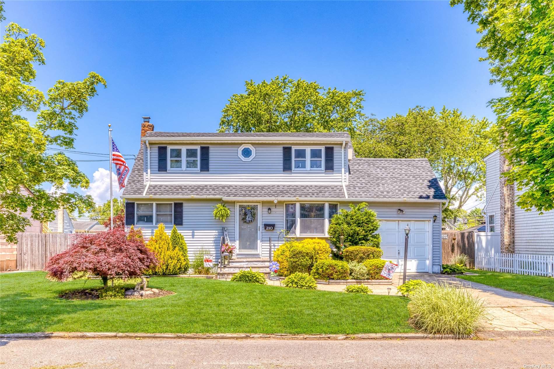 210 36th St, Lindenhurst, NY 11757 MLS 3405971 Coldwell Banker