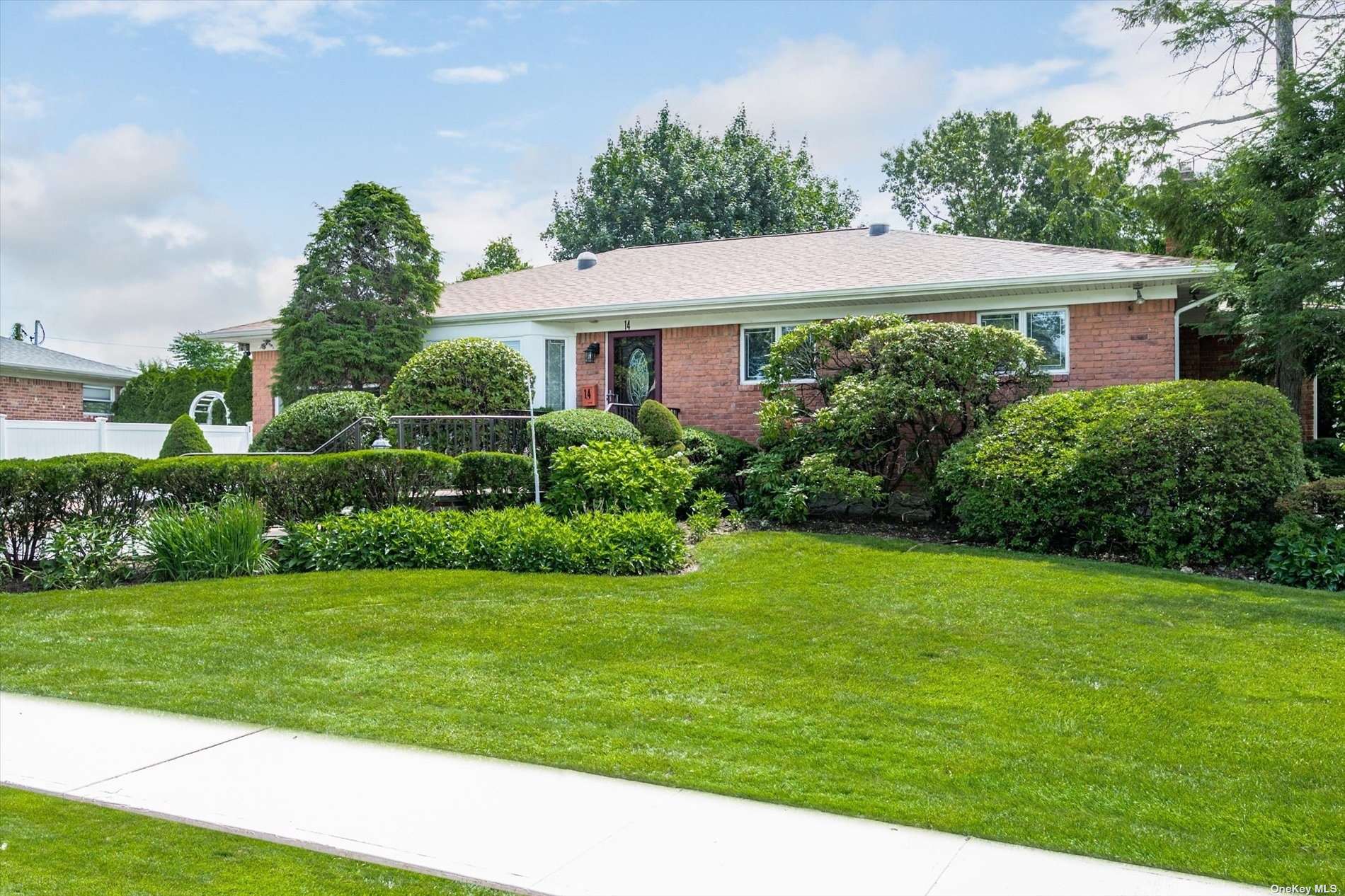 14 Birchwood Park Crescent, Jericho, NY 11753 MLS 3408243 Coldwell