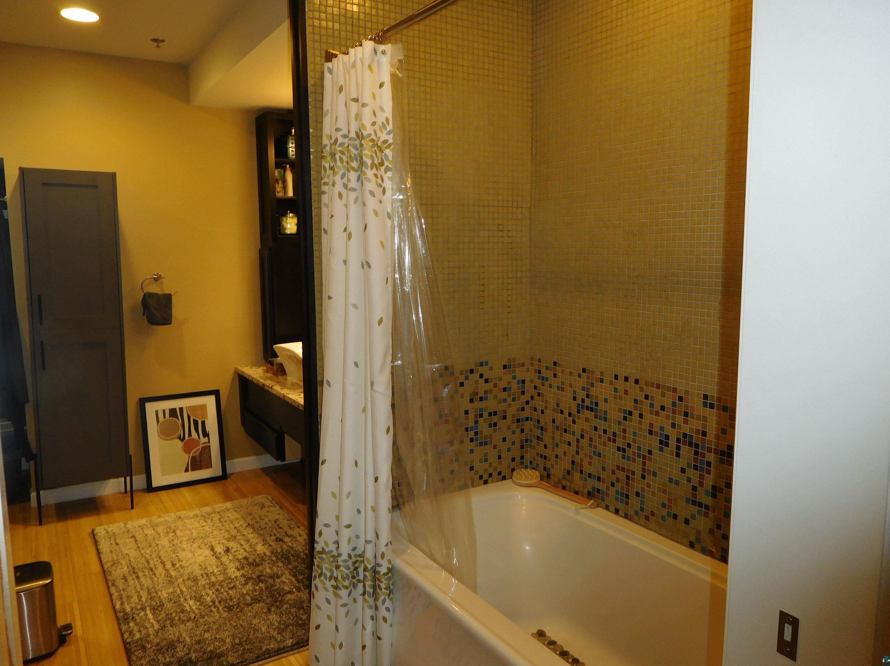 414 W 1st St #3d, Duluth, MN 55802