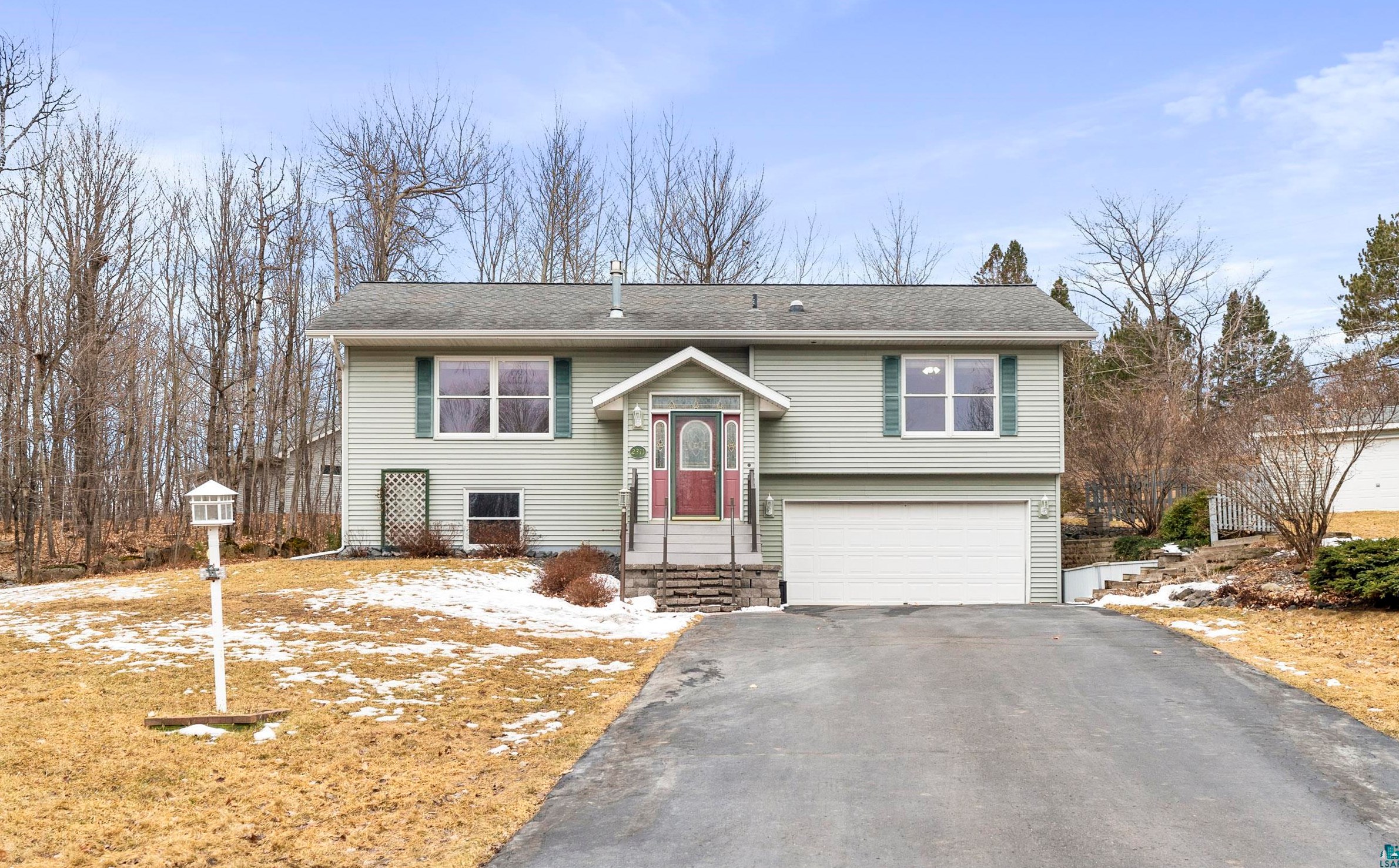 2311 Portage Dr, Duluth MN  55811-5802 exterior