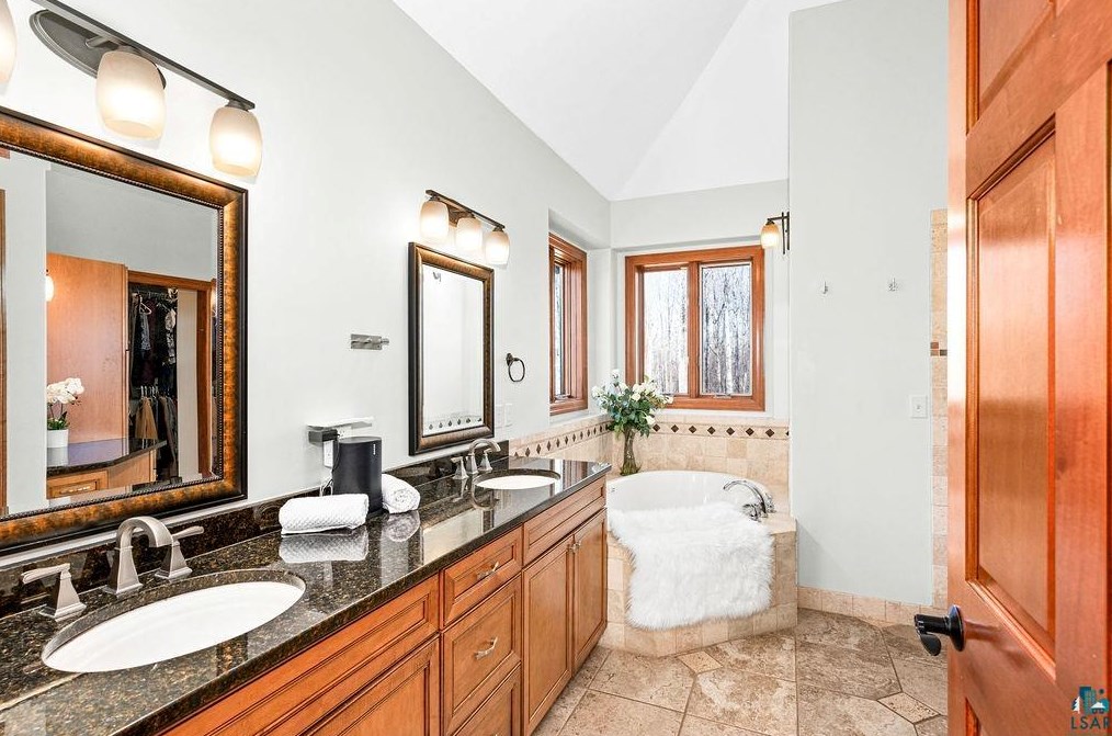 5386 Roosevelt Dr, Duluth MN  55811-3678 exterior