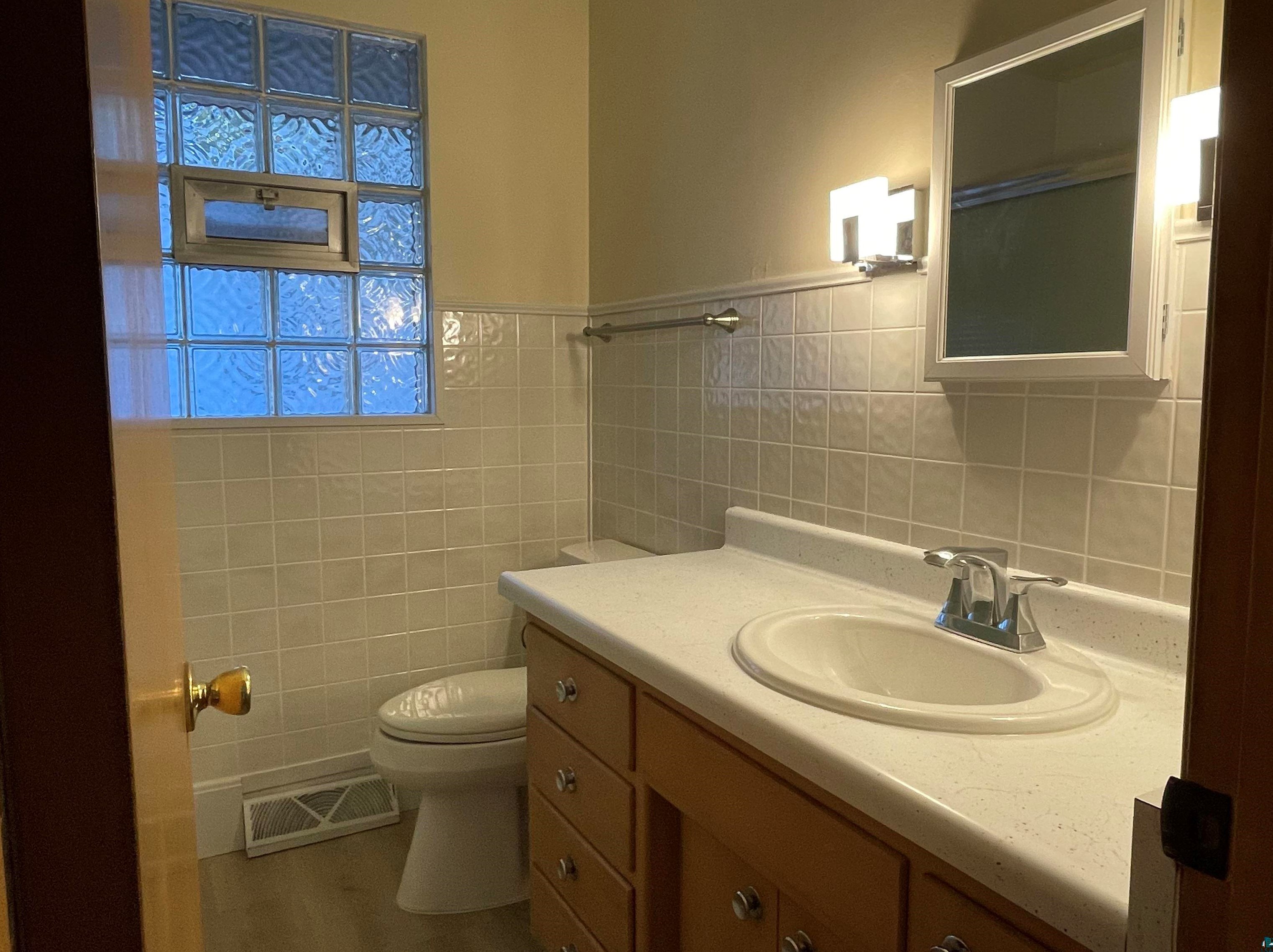 12 Owatonna St, Duluth MN  55803-1739 exterior