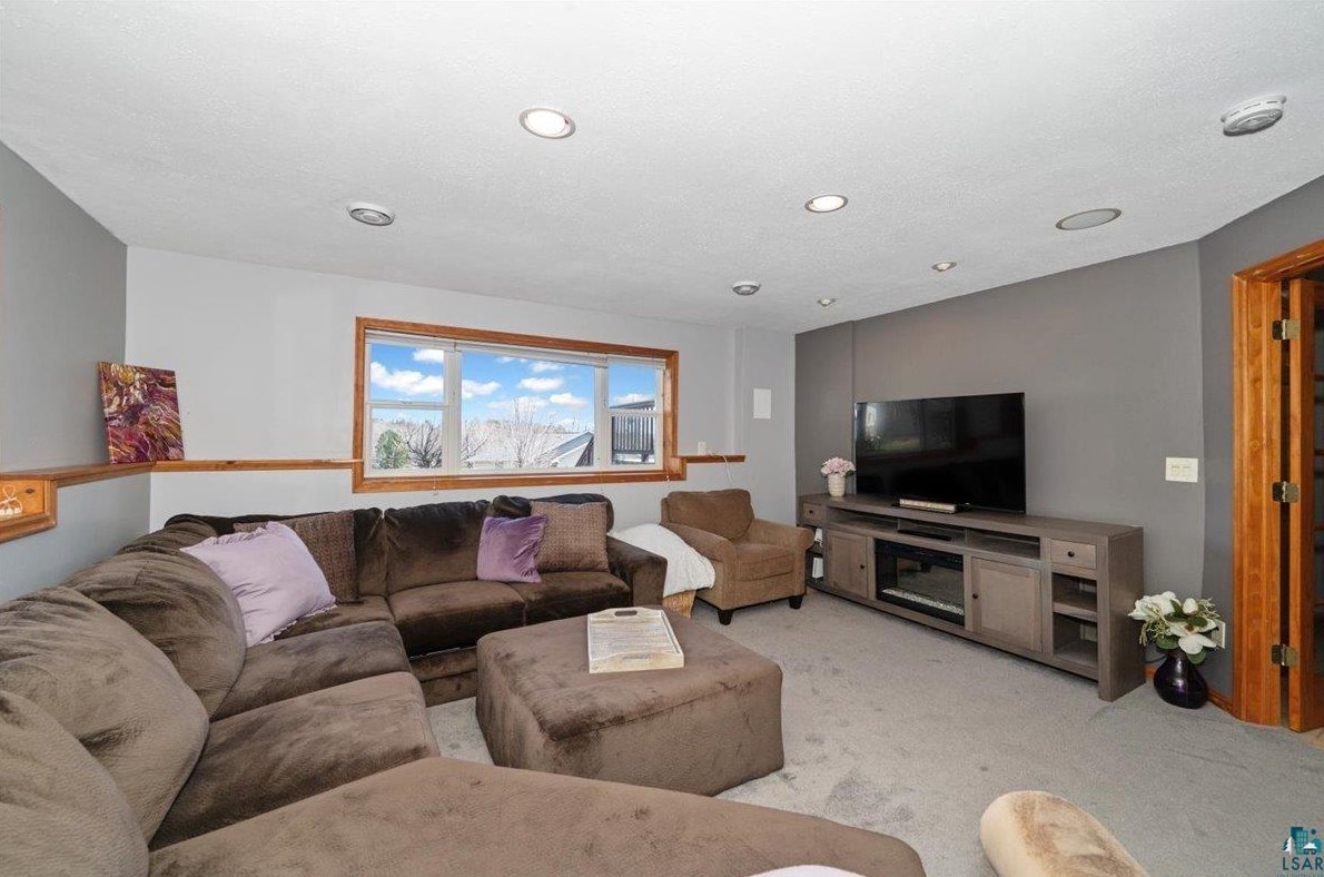 425 Clark Ct, Duluth MN 55811-5001 exterior