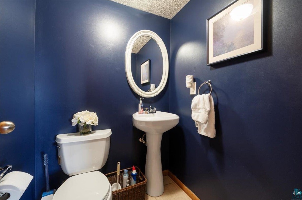 425 Clark Ct, Duluth MN 55811-5001 exterior