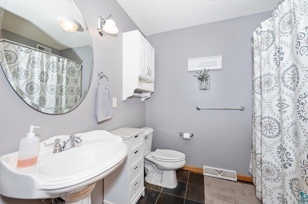 425 Clark Ct, Duluth MN 55811-5001 exterior