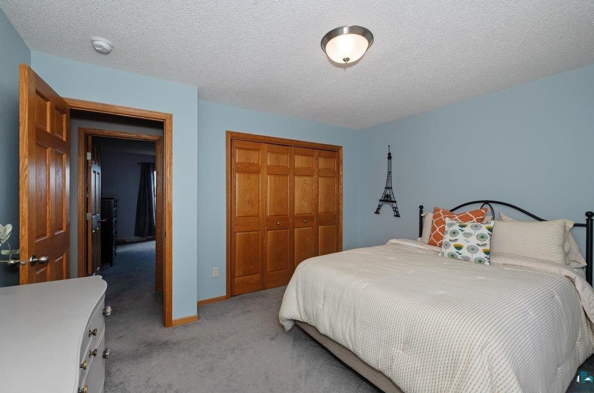 425 Clark Ct, Duluth MN 55811-5001 exterior