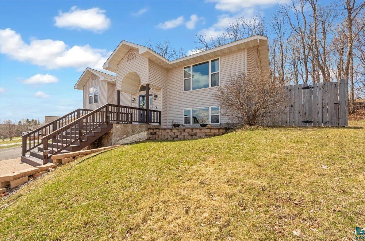 425 Clark Ct, Duluth MN 55811-5001 exterior