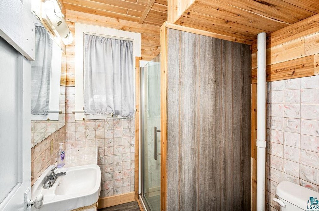 5868 Shr Dr, Duluth MN 55804-9655 exterior