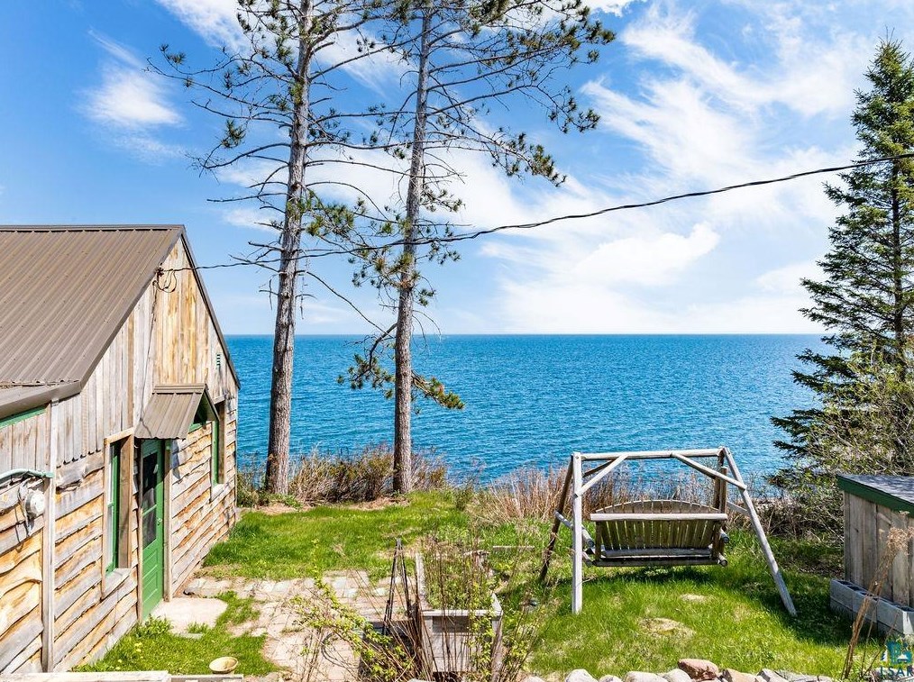 5868 Shr Dr, Duluth MN 55804-9655 exterior