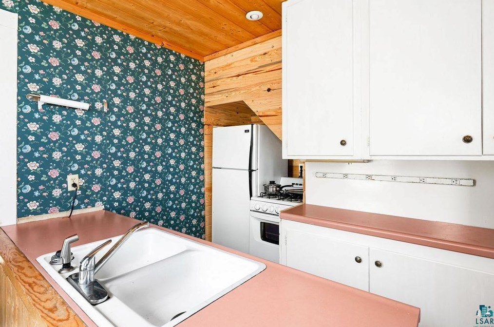 5868 Shr Dr, Duluth MN 55804-9655 exterior