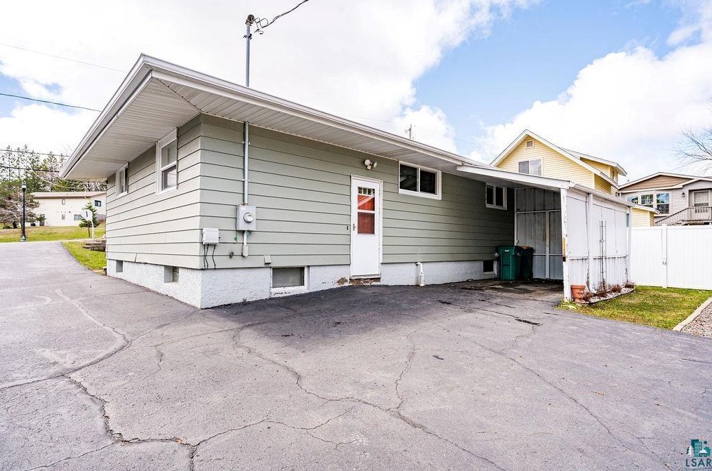 2424 Piedmont Ave, Duluth MN  55811-3256 exterior