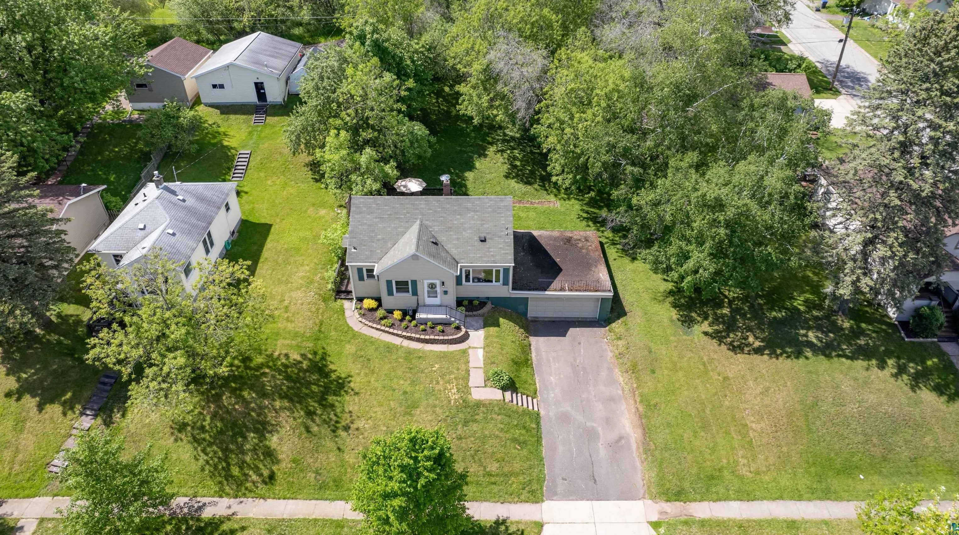 2509 15 St, Duluth MN 55806-1121 exterior