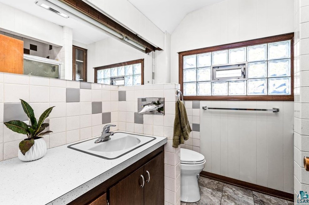 2411 6 St, Duluth MN 55810-2240 exterior