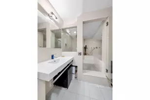 321 E 48th St, New York City, NY 10017 - Photo 7