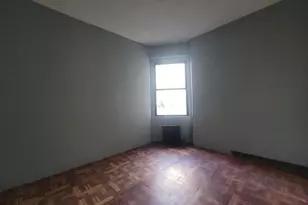 21-68 35th St, New York City, NY 11105 - Photo 3