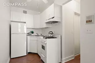 132 W 71st St, New York City, NY 10023 - Photo 3