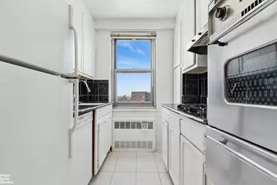 70-25 Yellowstone Boulevard #21R, Forest Hills, NY 11375 - Photo 5