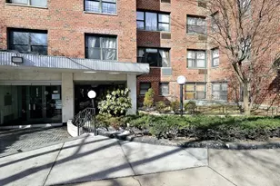 303 Beverley Rd, New York City, NY 11218 - Photo 9